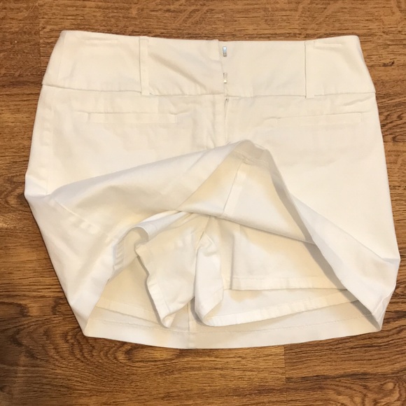 New York & Company, White skort, size 4. Short skirt that has shorts under it. - Picture 2 of 6